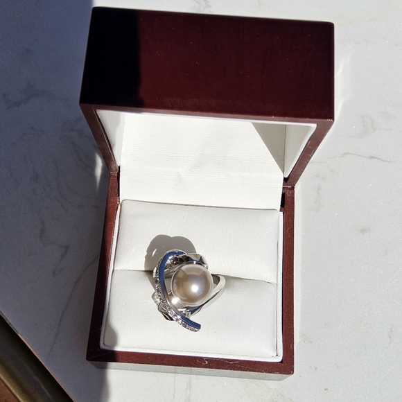 Silver and Cream Pearl Ring with Leaf Design - Picture 3 of 9